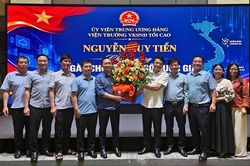 Viện trưởng Nguyễn Huy Tiến chúc mừng Cục Thống kê tội phạm và chuyển đổi số nhân Ngày Chuyển đổi số quốc gia 10/10