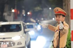 Hà Nội: Phân luồng phục vụ thông xe đoạn từ đê Hữu Hồng đến Đại lộ Thăng Long