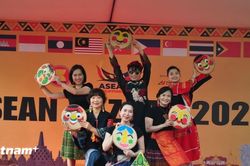 Rực rỡ sắc màu văn hóa tại Hội chợ ASEAN Bazaar 2026