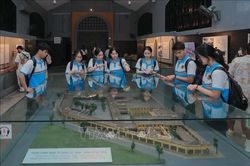 Di tích Nhà tù Hỏa Lò hút khách trong và ngoài nước
