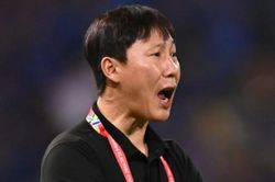 Án phạt nặng của AFC khiến HLV Kim Sang Sik đối mặt thử thách chưa từng có
