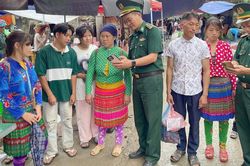 Người lính quân hàm xanh giúp người dân biên giới bước vào hành trình số