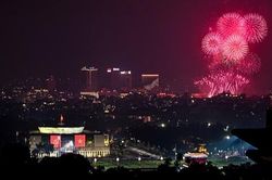 Mãn nhãn pháo hoa rực sáng bầu trời Hà Nội mừng 72 năm Ngày Giải phóng Thủ đô