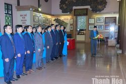 Đoàn đại biểu LĐLĐ tỉnh dâng hương tưởng niệm Chủ tịch Hồ Chí Minh