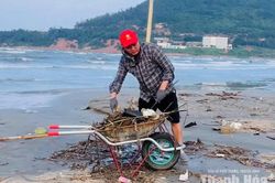 Người âm thầm giữ màu xanh cho biển