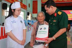 Khám bệnh, cấp phát thuốc miễn phí cho 400 người dân xã Chư Prông