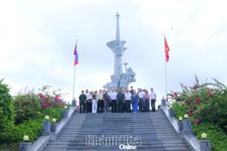 Đoàn đại biểu Hội hữu nghị với Việt Nam tại tỉnh Primorye viếng Tượng đài hữu nghị Việt - Nga và Khu tưởng niệm chiến sĩ Gạc Ma