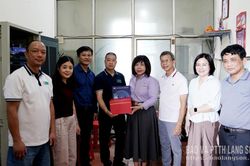 Thăm, tặng quà cán bộ Trạm Phát sóng phát thanh FM 10KW núi Mẫu Sơn