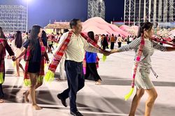 Phó Bí thư Thường trực Tỉnh ủy Hoàng Giang động viên các diễn viên luyện tập màn Đại Xòe tại Lễ hội Văn hóa, Du lịch Mường Lò năm 2026