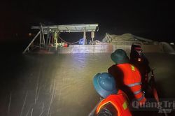 Phát hiện, xử lý thuyền khai thác cát trái phép trên sông Gianh