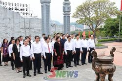 Đồng chí Phó Chủ tịch Quốc hội dâng hương tưởng nhớ Chủ tịch Hồ Chí Minh tại Đền thờ Bác Hồ