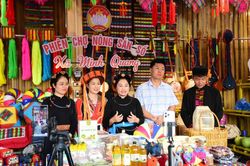 Xã Minh Quang công bố Mô hình 'Chợ phiên - Chợ số'