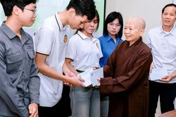 Thanh Hóa: Chùa Tăng Phúc và Trào Âm trao học bổng tiếp sức đến trường cho sinh viên vượt khó