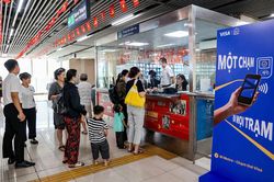 Toàn cảnh giao thông 10/10: Đa dạng phương thức soát vé, thuận tiện khi đi Metro