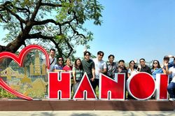 Hà Nội rực rỡ cờ hoa, người dân nô nức xuống phố đón Ngày Giải phóng Thủ đô