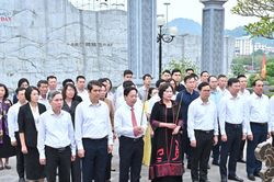Phó Chủ tịch Quốc hội Nguyễn Thị Hồng dâng hương tưởng nhớ Chủ tịch Hồ Chí Minh tại Sơn La