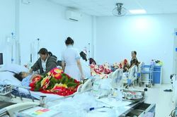 Lấy mẫu điều tra vụ nghi ngộ độc bánh mì tập thể ở Quảng Ngãi