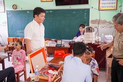 Khám mắt miễn phí cho học sinh ven biển
