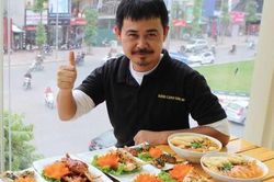 Hành trình của 'ông trùm' phim Việt: Vay NSND Xuân Bắc 50 triệu lập nghiệp, U60 vẫn đứng quán phục vụ khách
