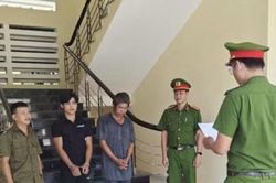 Khởi tố, bắt tạm giam 2 cha con cùng về tội 'mua bán trái phép chất ma túy'