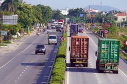Vì sao container chen chúc trên quốc lộ 5, cao tốc Hà Nội – Hải Phòng vắng vẻ?