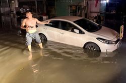 Triều cường dâng cao lúc rạng sáng, hàng loạt ô tô ở TP.HCM chìm trong biển nước