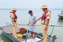Xử phạt người đàn ông đánh cá bằng xung điện trên sông Hồng