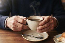 Sau tuổi 70 có nên uống cà phê không?