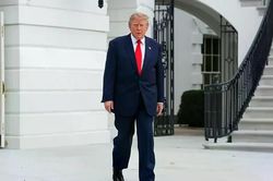 Ông Trump để ngỏ khả năng Mỹ tham gia không kích Houthi sau vụ tấn công sân bay Riyadh