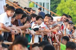 Kỷ lục khán giả trong ngày mở màn Giải bóng đá học sinh THPT Hà Nội 2026
