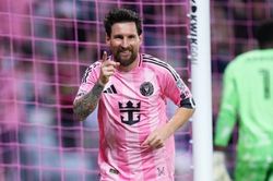 Ronaldo gọi, Messi trả lời bằng cú đúp