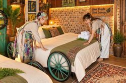 Khách sạn trang trí bằng 13.000 chai nhựa, 4.000 lốp xe cũ ở Phú Thọ