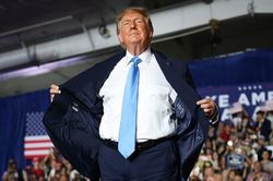 Thấy gì từ bộ suit bình dân của ông Trump