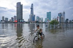 Triều cường bủa vây, người TP.HCM khó đặt đồ ăn, dùng xuồng đi lại