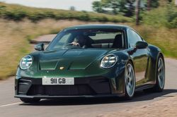 Chủ xe bất ngờ vì Porsche 911 sử dụng ắc-quy từ BYD
