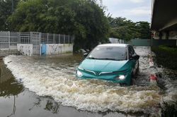 Trời không mưa, đường phố TP.HCM vẫn ngập vì triều cường