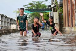 Tuyến đường ở TP.HCM ngập nửa mét suốt 3 giờ vì triều cường