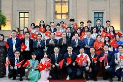 Chủ tịch Quốc hội Trần Thanh Mẫn gặp gỡ cộng đồng người Việt Nam tại Trung Quốc