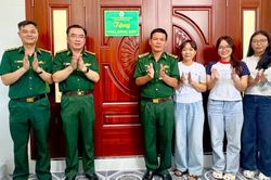 Bàn giao nhà đồng đội cho quân nhân có hoàn cảnh khó khăn