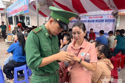 TP Hồ Chí Minh: Đồn Biên phòng Long Sơn hỗ trợ phụ nữ sử dụng tiện ích số