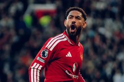Tiền đạo Man Utd bị CĐV kêu gọi thay ra giữa trận đấu với Tottenham