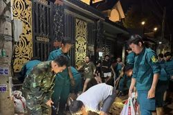 Bộ đội, dân quân thức trắng đêm dọn bùn đất, giúp dân ứng phó mưa ngập ở Đồng Nai