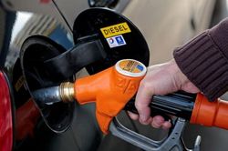 Sản lượng dầu thô của Mỹ lập kỷ lục, vì sao giá diesel vẫn tăng cao?