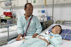 Cậu bé người Mông mắc bệnh 'đặc biệt', ông ngoại bán trâu, ăn bánh mì chăm cháu