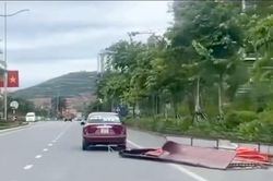 Xác minh ô tô kéo lê khung sắt, tấm tôn trên đường ở Quảng Ninh