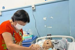 Con cái chăm sóc bằng tấm lòng nhưng sao thành làm đau cha mẹ?