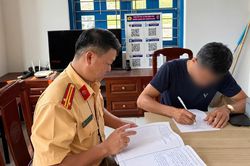 Danh tính nam tài xế lái ô tô kéo lê khung sắt, tấm tôn trên đường ở Quảng Ninh
