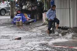 Tổn thất tài sản trong lũ, nhiều tiểu thương Bangkok chật vật tìm khả năng kiếm sống