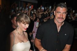 Taylor Swift và chồng hẹn hò tình tứ giữa lúc vướng tranh cãi với hàng xóm