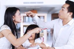 Bi kịch khi bắt con sống trong gia đình độc hại để 'có đủ bố mẹ'